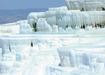 Белые склоны Памуккале как "хлопковый замок", Турция – фотографии Турции