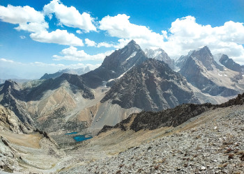 озеро Алаудинское с видом на г. Чапдара, г. Политехник – фотографии Таджикистана