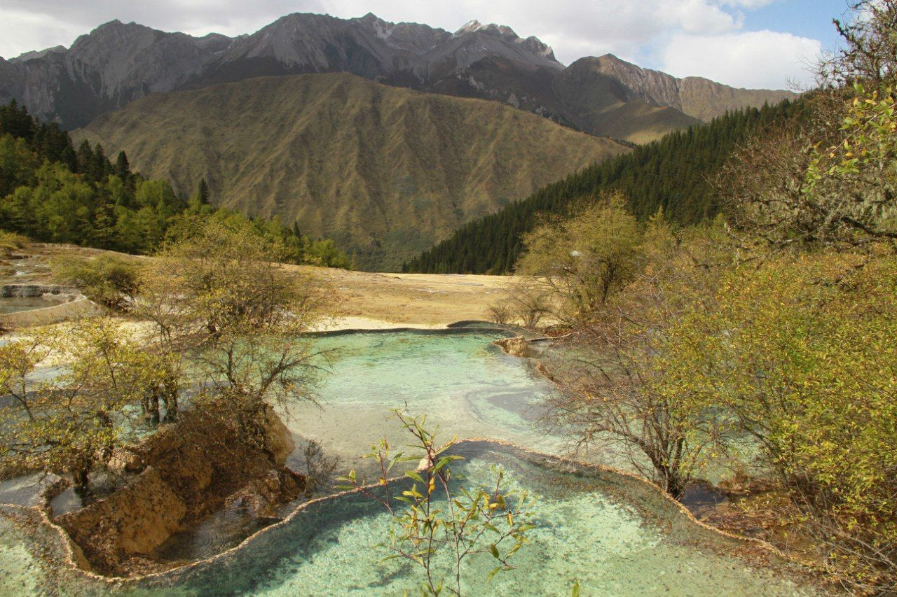 Голубые озёра долины Хуанлун в провинции Сычуань, Китай – фотографии Китая