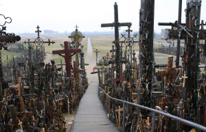 Добраться до Горы Крестов можно на арендованной машине, такси или общественном транспорте из Шяуляя – фотографии Литвы