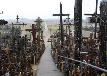 Добраться до Горы Крестов можно на арендованной машине, такси или общественном транспорте из Шяуляя – фотографии Литвы