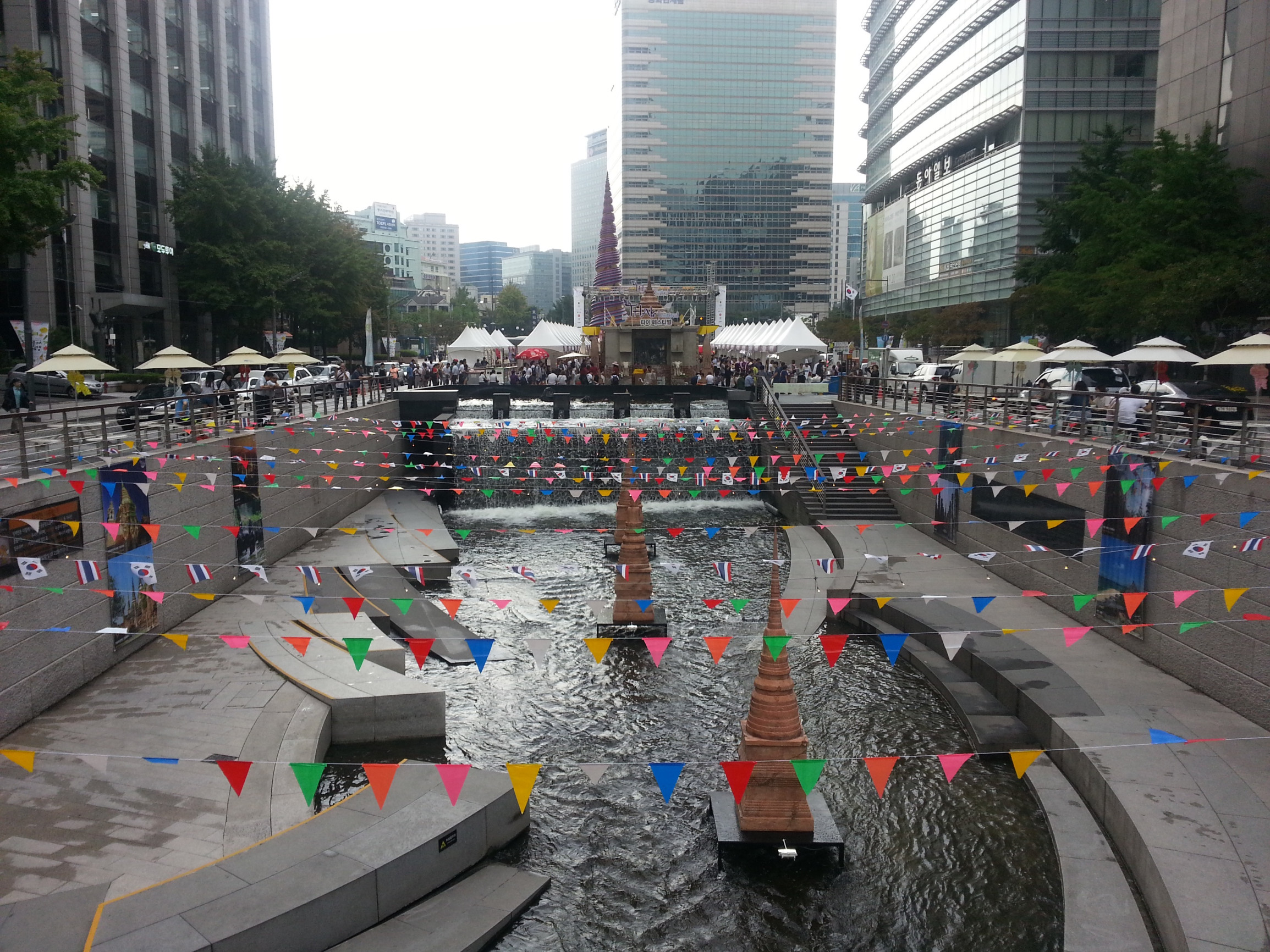 Ручей Чхонгечхон, популярное общественное пространство, Сеул – фотографии Южной Кореи