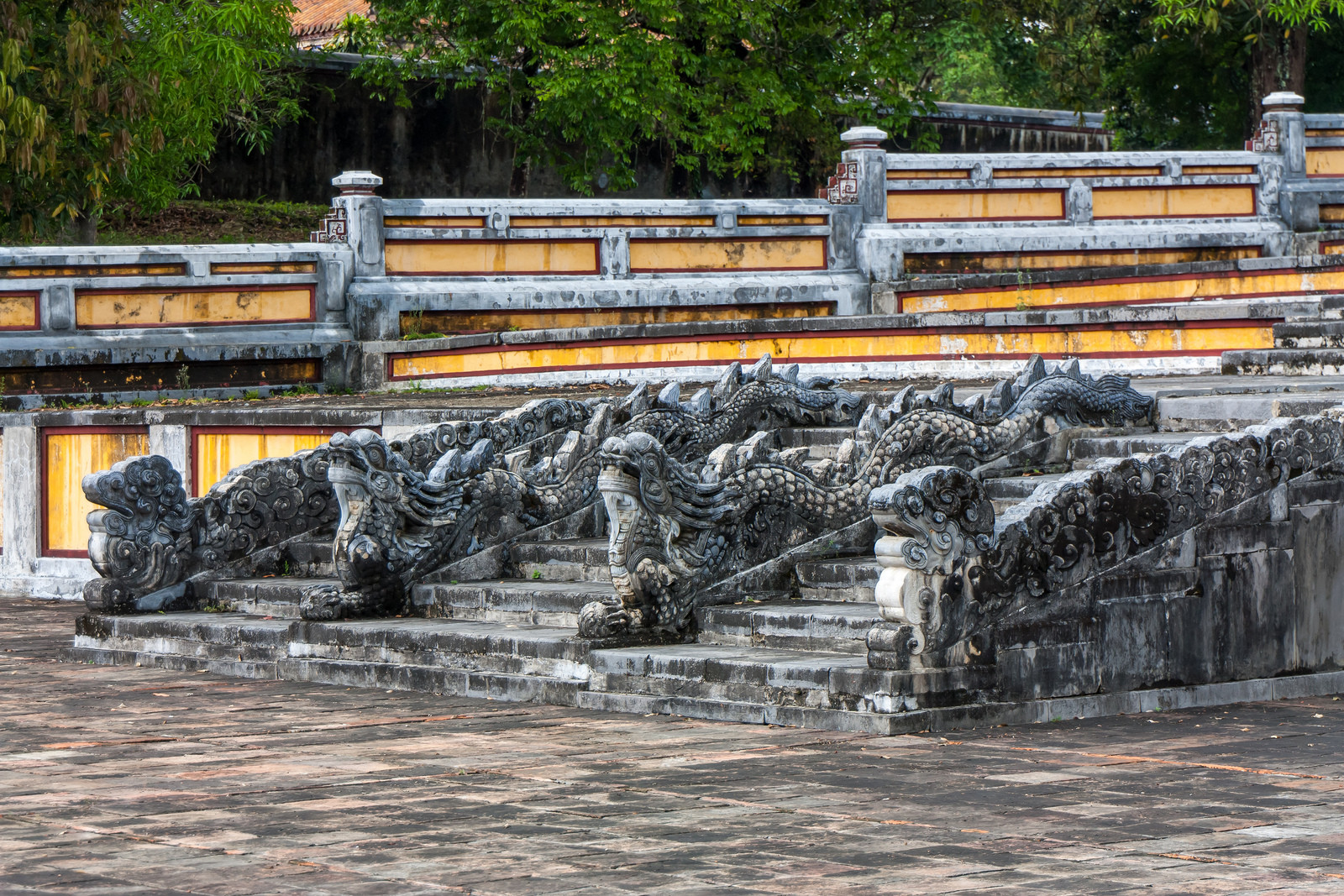 Гробница императора Зя Лонга в Хюэ – фотографии Вьетнама