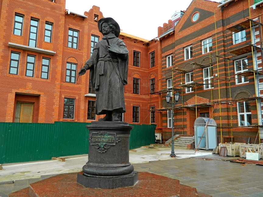 Памятник Рембрандту в Йокар-Оле. Фото 1 – фотографии России