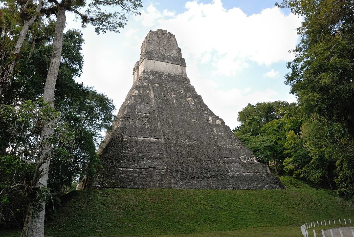 Tikal Temple I back – фотографии Гватемалы