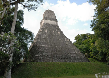 Tikal Temple I back – фотографии Гватемалы