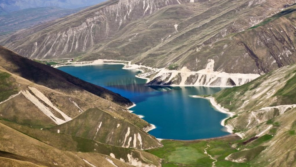 Озеро Казеной-Ам на Кавказе, граница Чечни и Дагестана – фотографии России