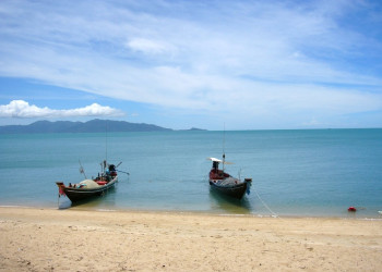 Лодки у берега в Маенам-Бич, Тайланд – фотографии Таиланда