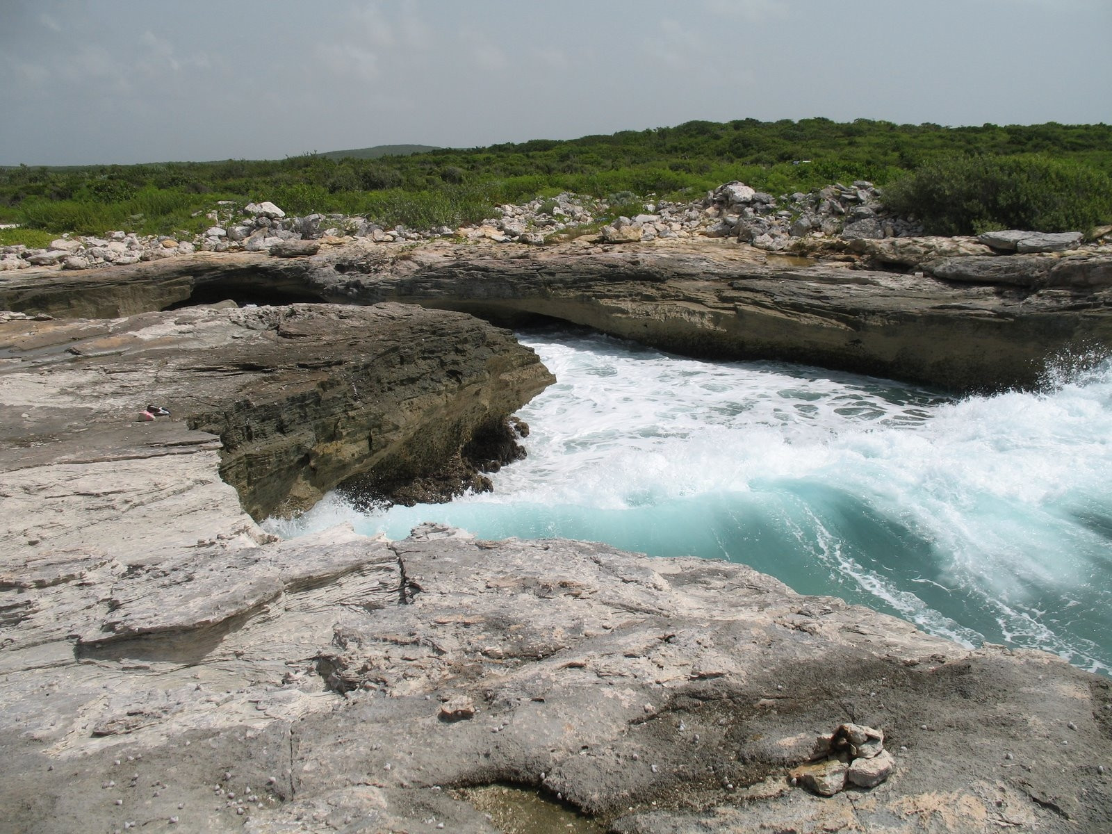 Скалы на острове Сан-Сальвадор, Багамские острова – фотографии Багамских островов