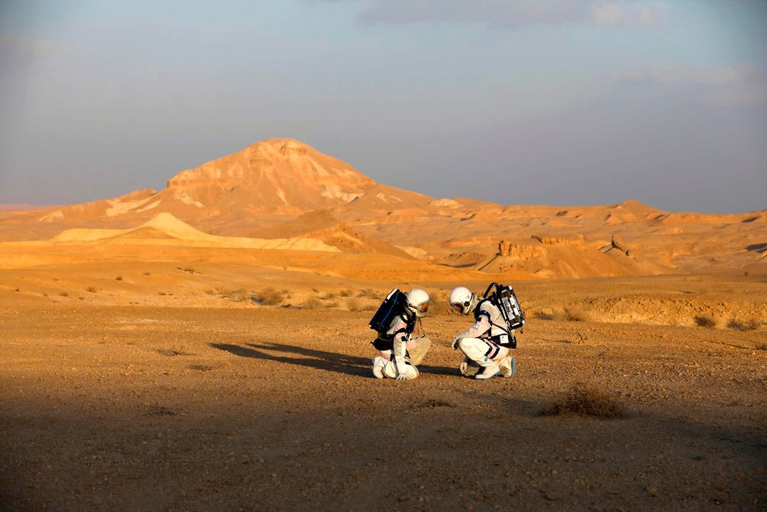 Космонавты в Пустыне Негев, Израиль – фотографии Израиля