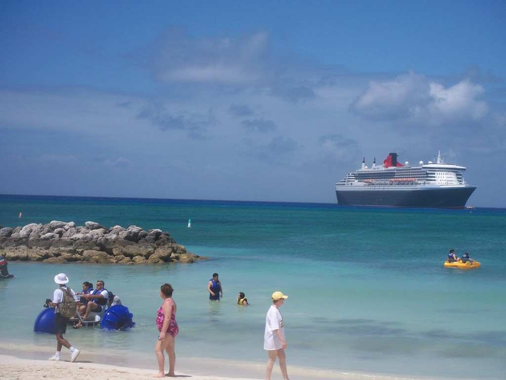 Люди на пляже острова Эльютера, Багамские острова – фотографии Багамских островов