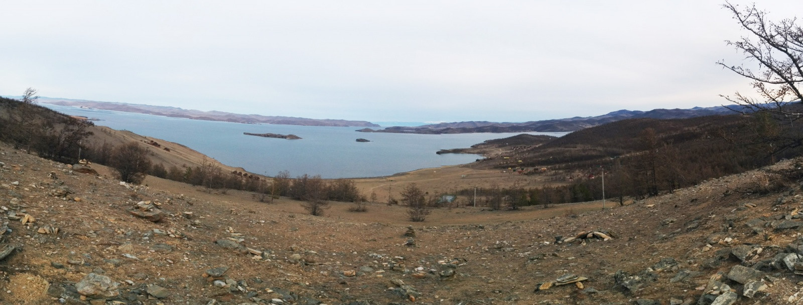 Вид с горы на Малое море в районе турбазы Алтан. Фото 1 – фотографии России