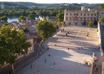 Площадь в Авиньоне, Франция – фотографии Франции