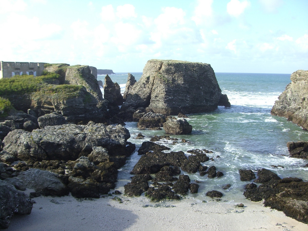 Скалы в Бель-Иль, Франция – фотографии Франции