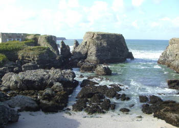 Скалы в Бель-Иль, Франция – фотографии Франции