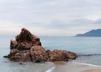 Скала в Манделье-ля-Напуль, Франция. Фото 3 – фотографии Франции