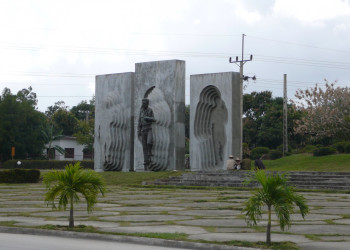 Памятник в Ольгин провинция, Куба – фотографии Кубы