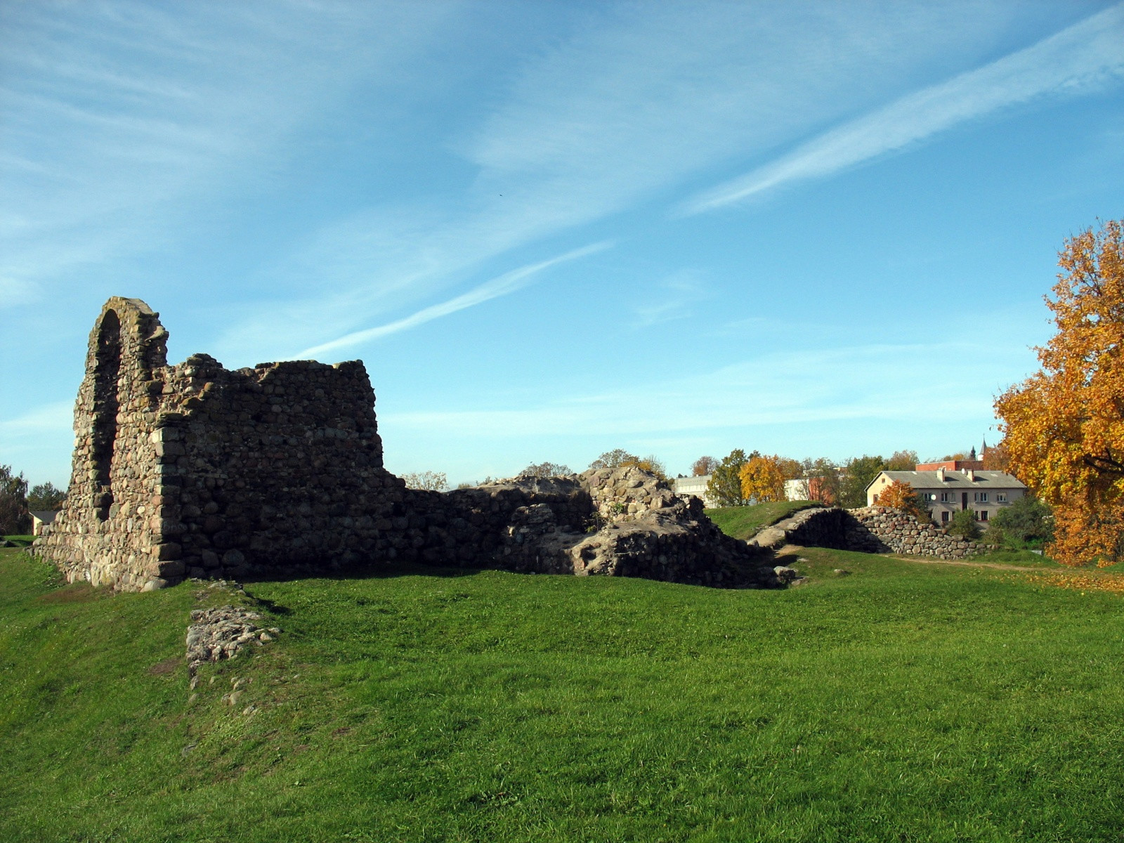 Руины замка в Резекне (Rēzekne) – фотографии Латвии