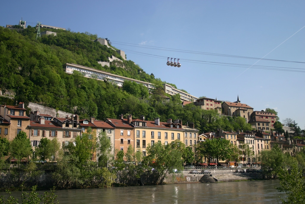 Дома на набережной в Гренобль, Франция – фотографии Франции