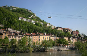 Дома на набережной в Гренобль, Франция – фотографии Франции
