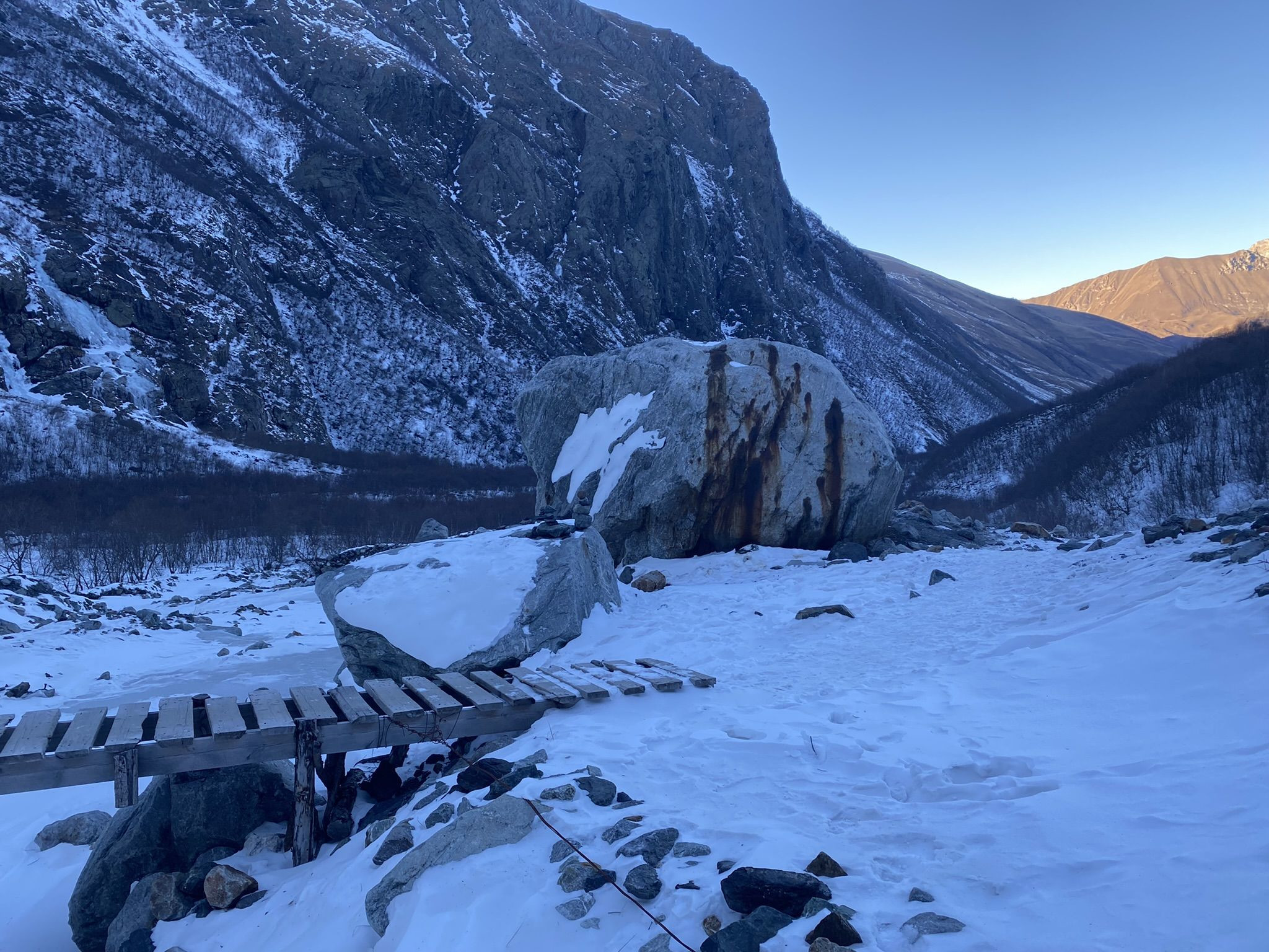Мостик недалеко от водопада Малый Зейгалан – фотографии России