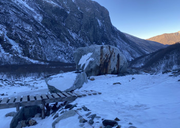 Мостик недалеко от водопада Малый Зейгалан – фотографии России