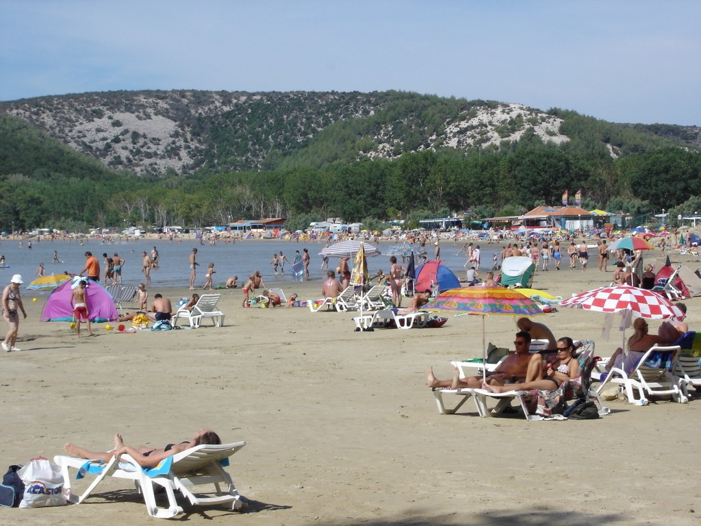 Люди на пляже в Лопар, Хорватия – фотографии Хорватии
