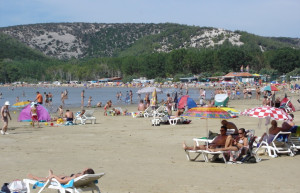 Люди на пляже в Лопар, Хорватия – фотографии Хорватии