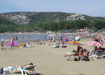 Люди на пляже в Лопар, Хорватия – фотографии Хорватии
