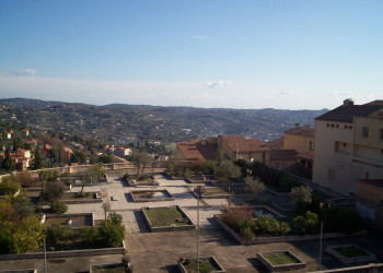 Сад на крыше дома в Грассе, Франция – фотографии Франции