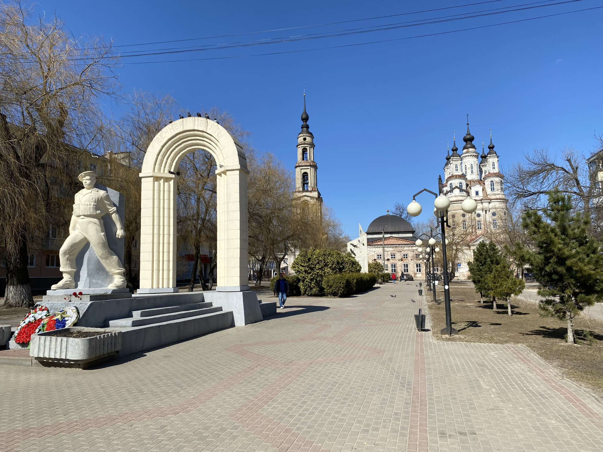 Скульптура и церковь у площади Победы, Калуга – фотографии России