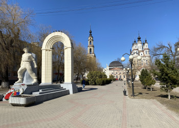 Скульптура и церковь у площади Победы, Калуга – фотографии России