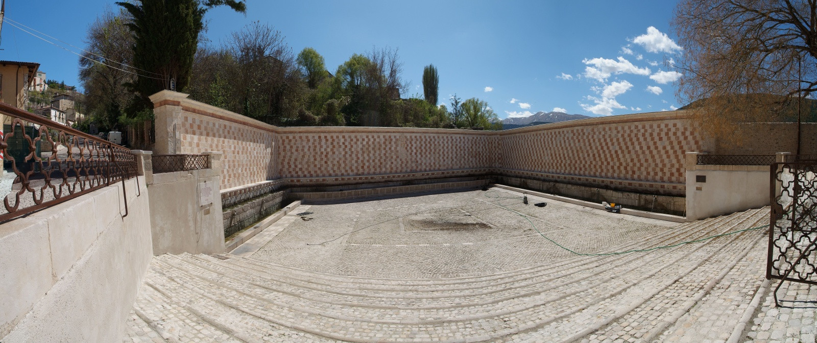 Фонтан 99 струй в Л’Аквиле – фотографии Италии