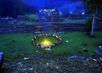 Обряды у костров для туристов – фотографии Белиза