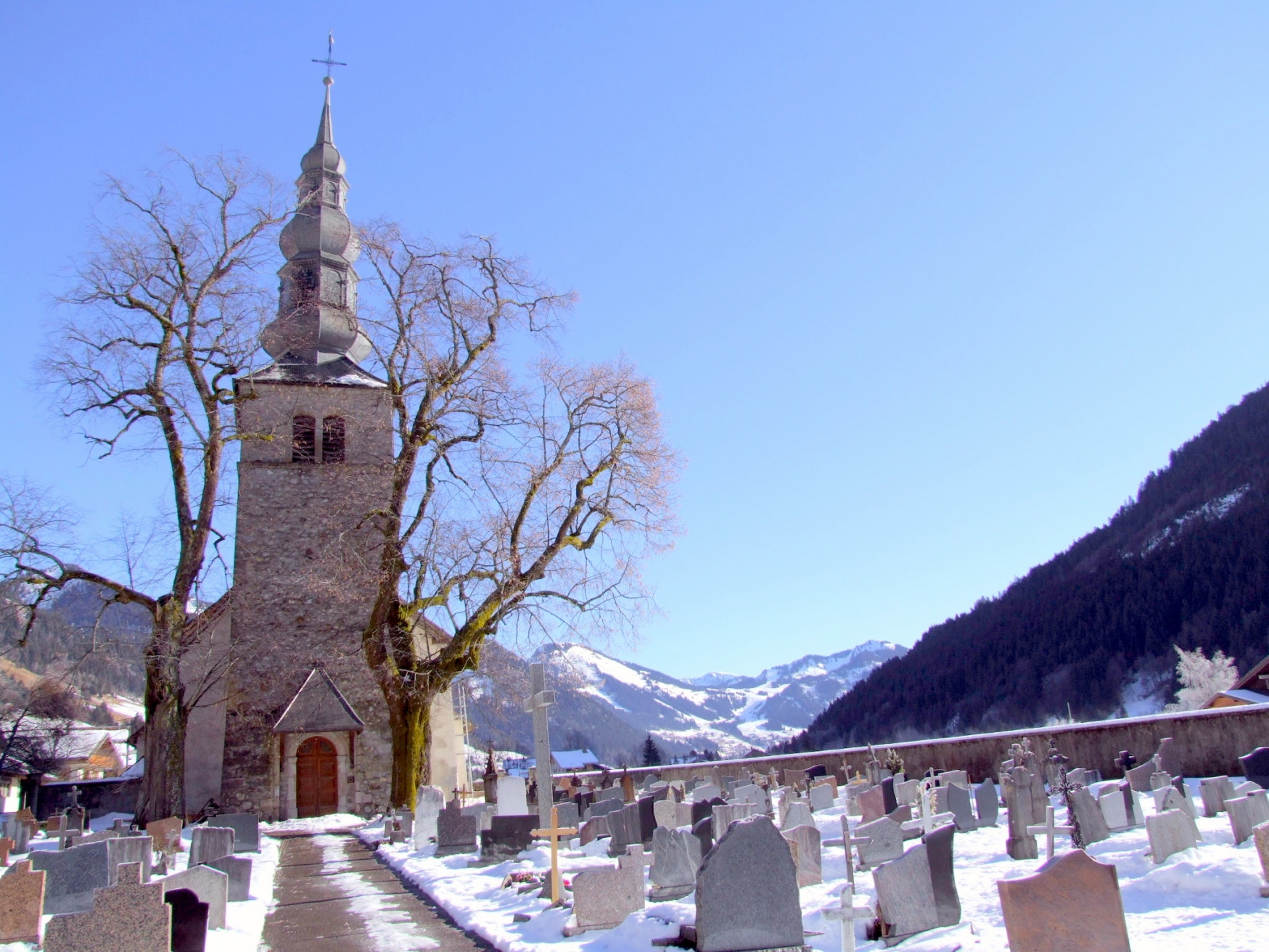 Кладбище в Ла-Шапель-д'Абонданс, Франция – фотографии Франции