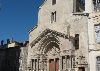 Церковь в Арль, Франция – фотографии Франции