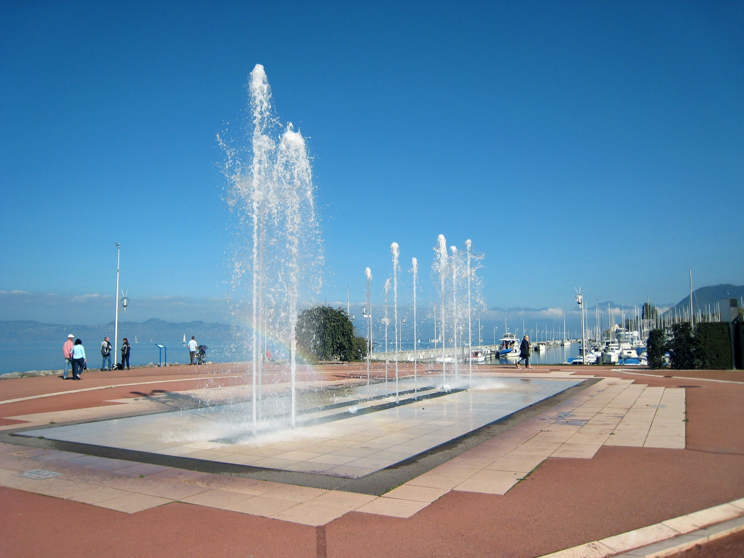 Фонтан в Эвиан-ле-Бен, Франция – фотографии Франции