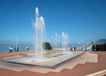 Фонтан в Эвиан-ле-Бен, Франция – фотографии Франции