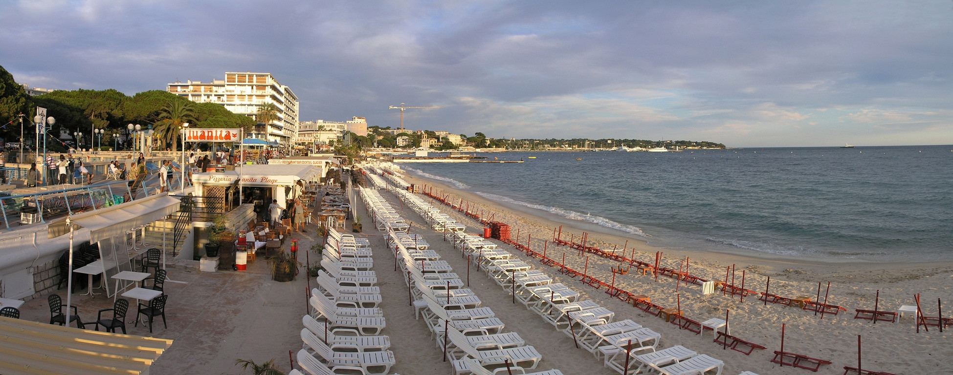 Шезлонги на пляже в Жуан-ле-Пен, Франция – фотографии Франции