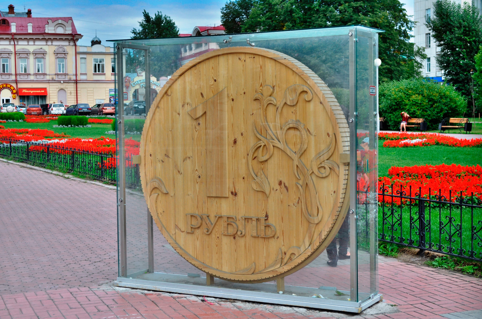 Памятник рубля в городе Томск – фотографии России