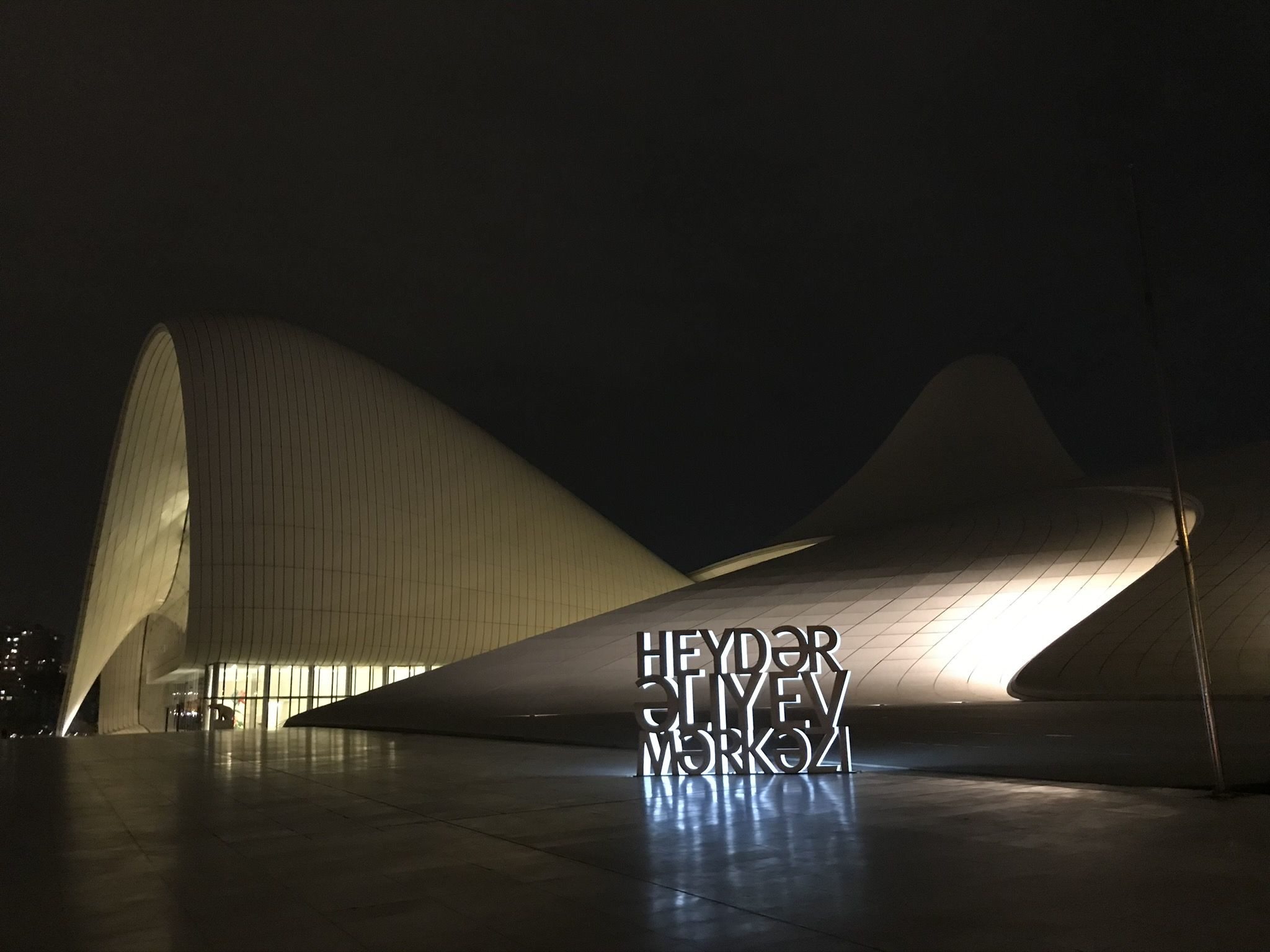 Культурный центр Гейдара Алиева ночью – фотографии Азербайджана