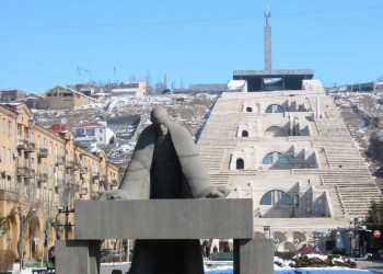 Памятник архитектору в Ереване, Армения – фотографии Армении