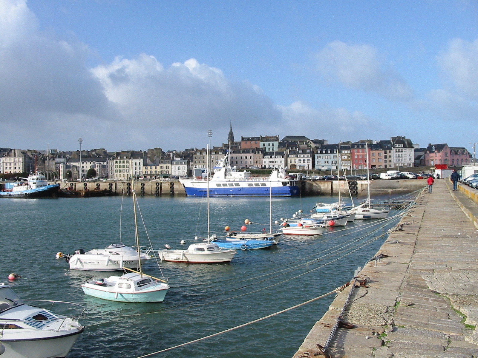 Корабли и лодки у причала в Дуарненезе, Франция – фотографии Франции