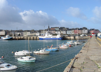 Корабли и лодки у причала в Дуарненезе, Франция – фотографии Франции