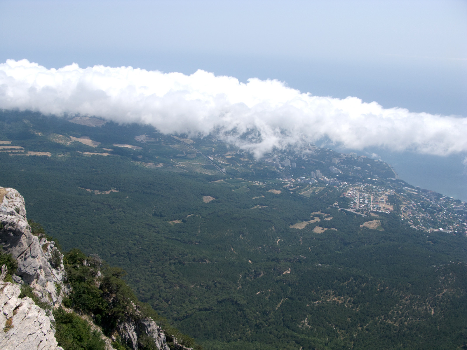 Вид с Ай-Петри на побережье Крыма – фотографии России