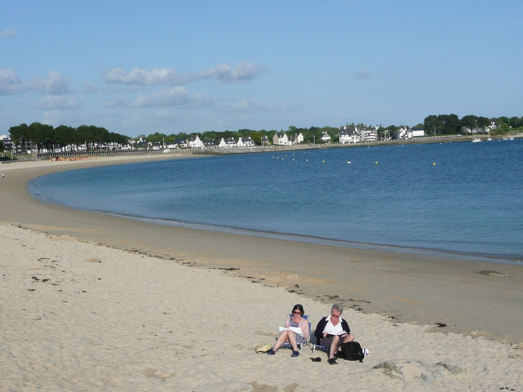 Люди на пляже в Беноде, Франция – фотографии Франции