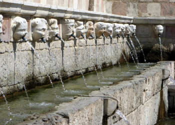 Фонтан 99 струй (Fontana delle 99 Cannelle), Л’Aквила – фотографии Италии