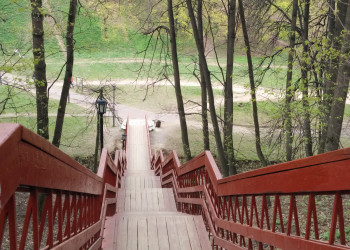 Парк Коломенское, лестница у церкви вниз к набережной – фотографии России