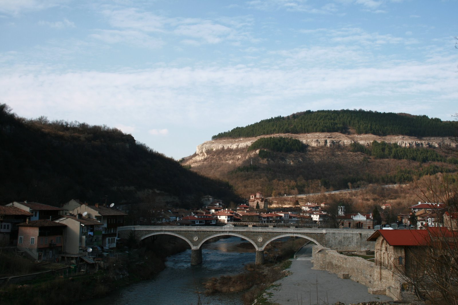 Река в Велико-Тырново, Болгария. Фото 2 – фотографии Болгарии