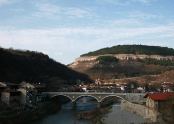 Река в Велико-Тырново, Болгария. Фото 2 – фотографии Болгарии